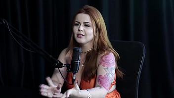 Ruiva safada mostra seus enormes peitos após dizer que sempre foi exibida nunca fez menage participou da casa das pimentinhas vai sambar no carnaval e seu lugar inusitado isadora closel