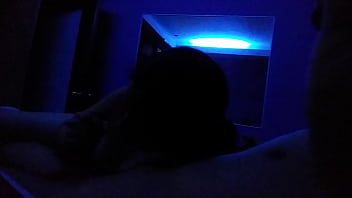 No solo chupa sino qie t lo saborea