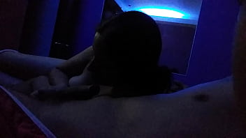 No solo chupa sino qie t lo saborea