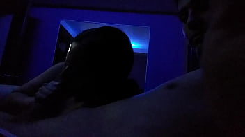 No solo chupa sino qie t lo saborea