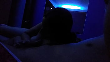 No solo chupa sino qie t lo saborea