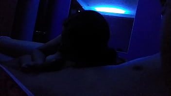 No solo chupa sino qie t lo saborea