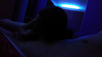 No solo chupa sino qie t lo saborea