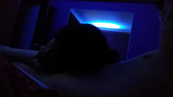 No solo chupa sino qie t lo saborea