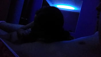 No solo chupa sino qie t lo saborea