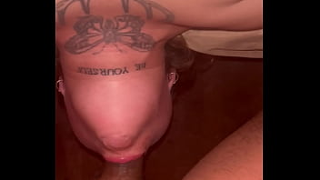 Garganta profunda con rica acabada en la boca