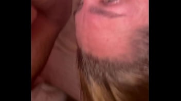 Garganta profunda con rica acabada en la boca