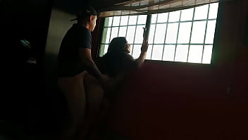 La saco por la ventana del hotel para que todo en la calle vean a la putita como se la coje