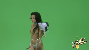 Homem faz qualquer coisa por trabalho