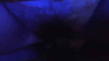 Qué rica y jugoga tiene su chuchita esta mujer y al final se ríe como una loca