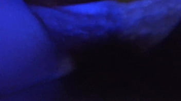 Qué rica y jugoga tiene su chuchita esta mujer y al final se ríe como una loca