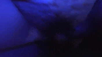 Qué rica y jugoga tiene su chuchita esta mujer y al final se ríe como una loca