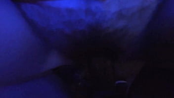 Qué rica y jugoga tiene su chuchita esta mujer y al final se ríe como una loca