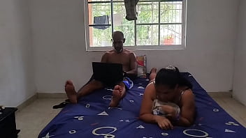 Hijastra muy puta seduce con su culo a viejo asqueroso de su padrastro para que le haga la tarea luego termina en una dura y delicisa follada y con el culo lleno de leche