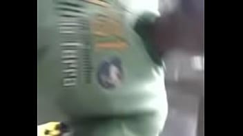 Por baixo da saia dela