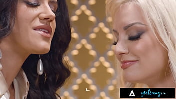 Blonde milf fucks her hot psychologist