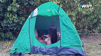 Minha esposa fudeu dentro da barraca com o negão dotado