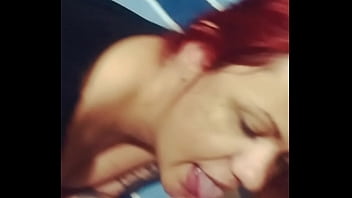 Ruiva safada chupando pau gostoso