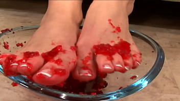 Am an experienced woman with brown hair getting her pussy opened