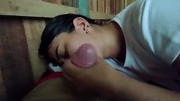 Le chupo la verga al anciano pervertido de mi suegro a cambio de 200 pesos y acaba corriendose en mi boca