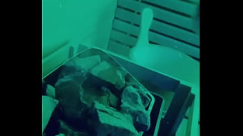 Très chaude avec cette séance de sauna