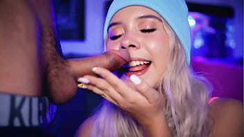 College girl invites her classmate to suck his cock and upload the video to the internet