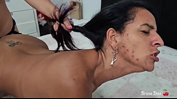 Fui visitar minha ex e não resistimos e fodemos gostoso para relembrar os velhos tempos peguei o cintaralho e macetei a buceta dela até ela gozar