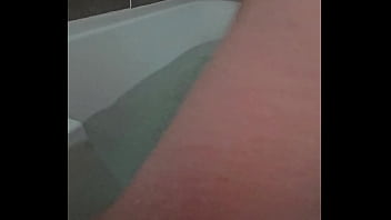 Qui veut me rejoindre dans mon bain j'ai envie de vider des queues ce soir