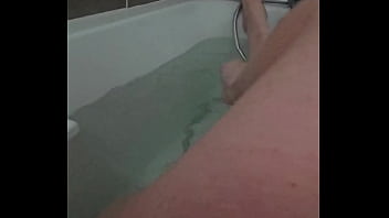 Qui veut me rejoindre dans mon bain j'ai envie de vider des queues ce soir