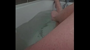 Qui veut me rejoindre dans mon bain j'ai envie de vider des queues ce soir
