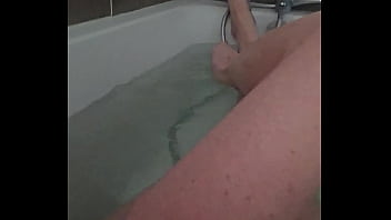 Qui veut me rejoindre dans mon bain j'ai envie de vider des queues ce soir