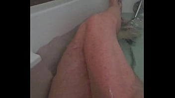Qui veut me rejoindre dans mon bain j'ai envie de vider des queues ce soir