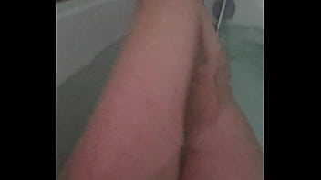 Qui veut me rejoindre dans mon bain j'ai envie de vider des queues ce soir Qui veut me rejoindre dans mon bain j'ai envie de vider des queues ce soir