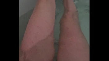 Qui veut me rejoindre dans mon bain j'ai envie de vider des queues ce soir