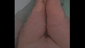 Qui veut me rejoindre dans mon bain j'ai envie de vider des queues ce soir