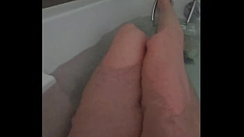 Qui veut me rejoindre dans mon bain j'ai envie de vider des queues ce soir