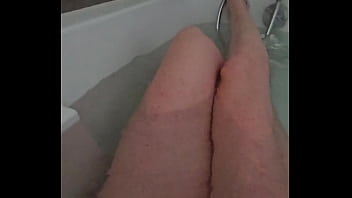 Qui veut me rejoindre dans mon bain j'ai envie de vider des queues ce soir