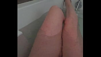Qui veut me rejoindre dans mon bain j'ai envie de vider des queues ce soir