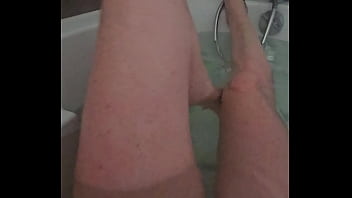 Qui veut me rejoindre dans mon bain j'ai envie de vider des queues ce soir