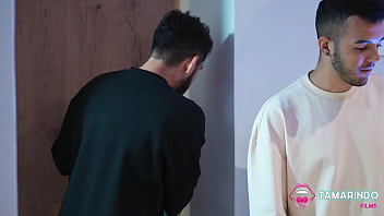 Beso a mi madrastra y luego se culea mi amigo