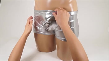 股間をコイツで“盛り”まくれ！セクシーアピールは股間から…！