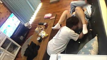 彼氏が帰ってきた途端にチンコを舐める変態彼女