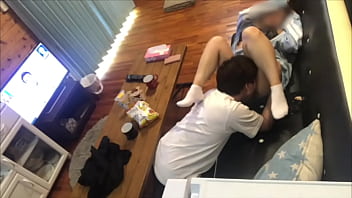 彼氏が帰ってきた途端にチンコを舐める変態彼女