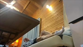 彼氏が帰ってきた途端にチンコを舐める変態彼女