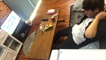 彼氏が帰ってきた途端にチンコを舐める変態彼女