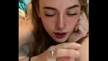 Mamando polla de un desconocido y sexo sin condon