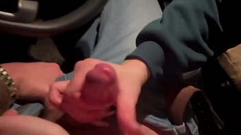 Mi novia me chupa la polla en el coche frente de su casa