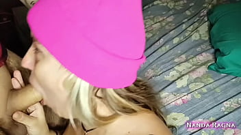 Loirinha boqueteira e submissa levando pica e muita porra no rosto