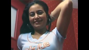 Sara si sgriletta la figa per la prima volta d'avanti alla camera