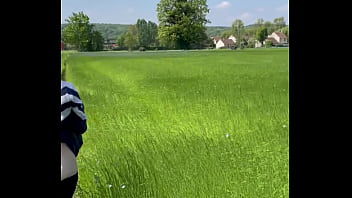 Les fesses à l air dans les champs et bien plus encore